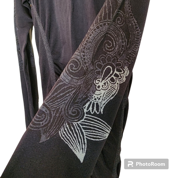 ATHLETIC Essentials black long sleeve thumb hole gray graphic print athletic top - Picture 2 of 9